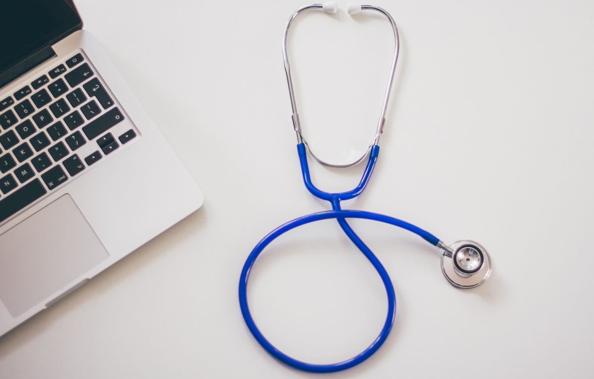 Estetoscopio e laptop - telemedicina e IA para medicos