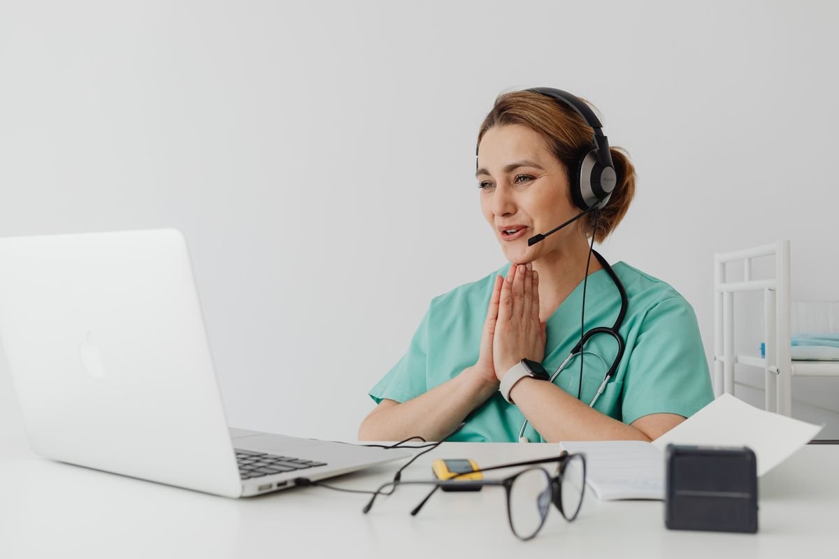 Medica realizando telemedicina com laptop - Zello Life IA para medicos