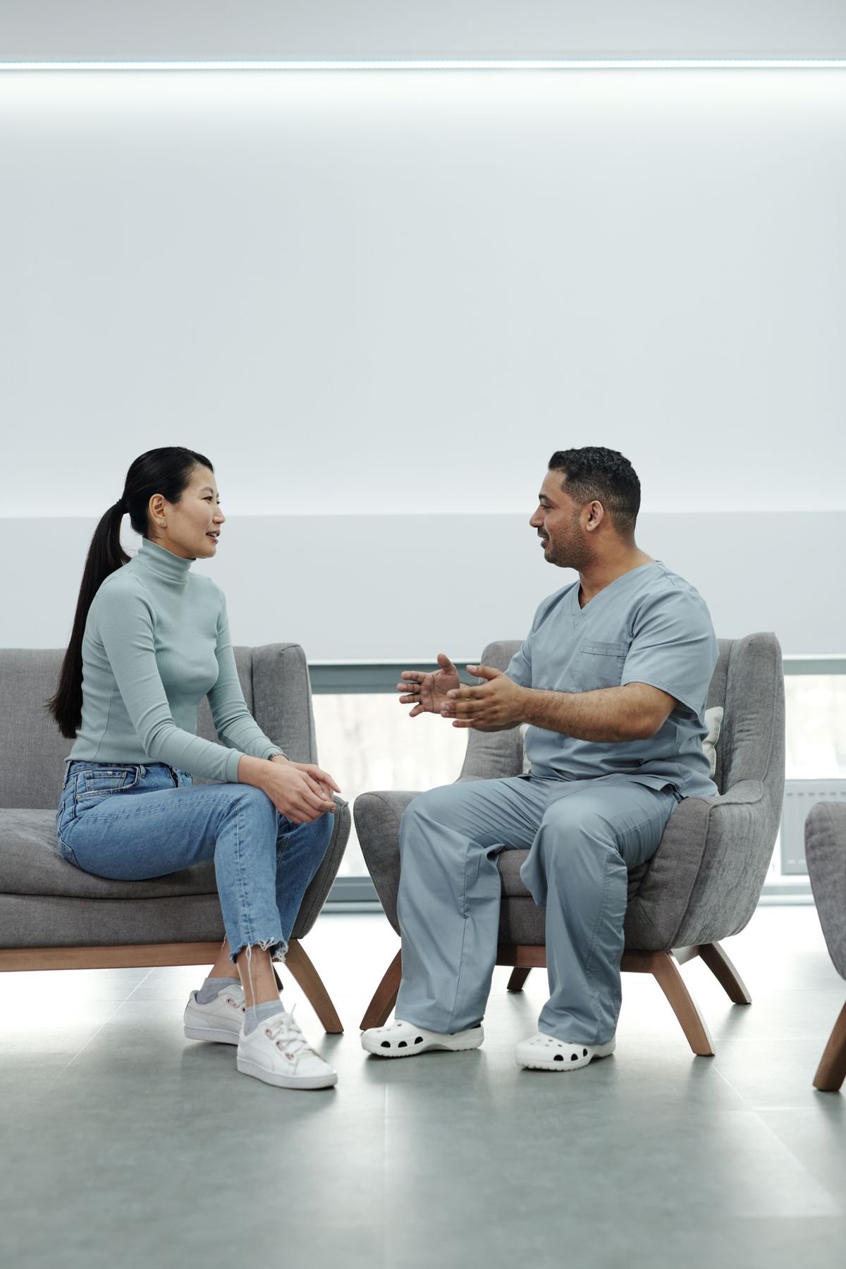 Medico consultando paciente - comparativo IA para medicos
