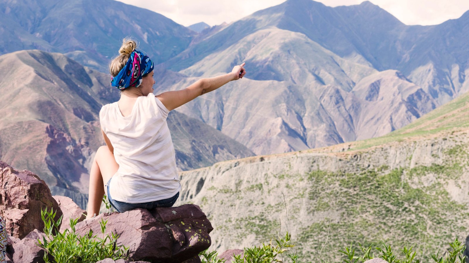 woman-pointing-mountains